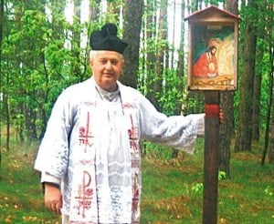 ks. kapelan Jerzy Woźniak, twórca i budowniczy polnej drogi krzyżowej w Bysławku