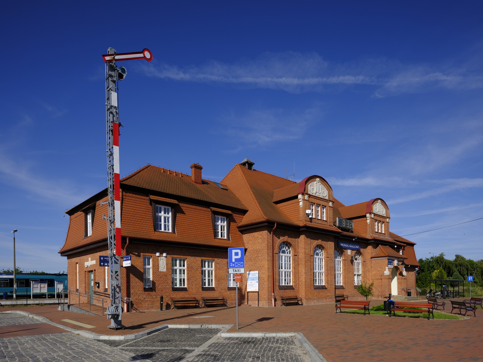 Dworzec PKP w Tucholi po remoncie - ulica Kolejowa