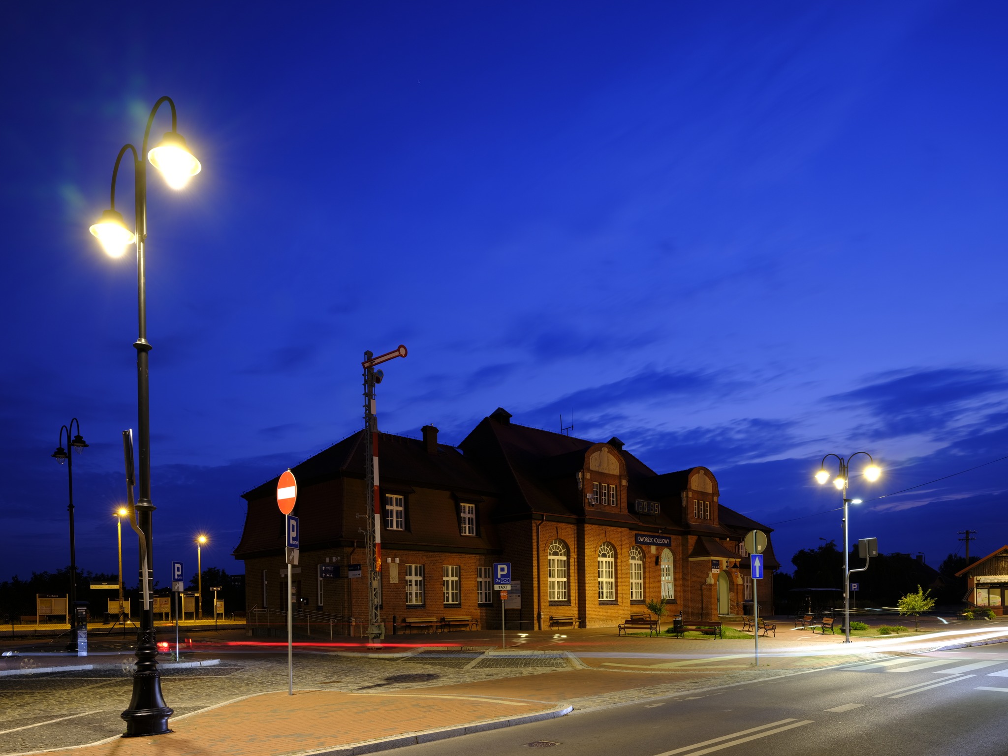 Dworzec PKP w Tucholi nocą - ulica Kolejowa