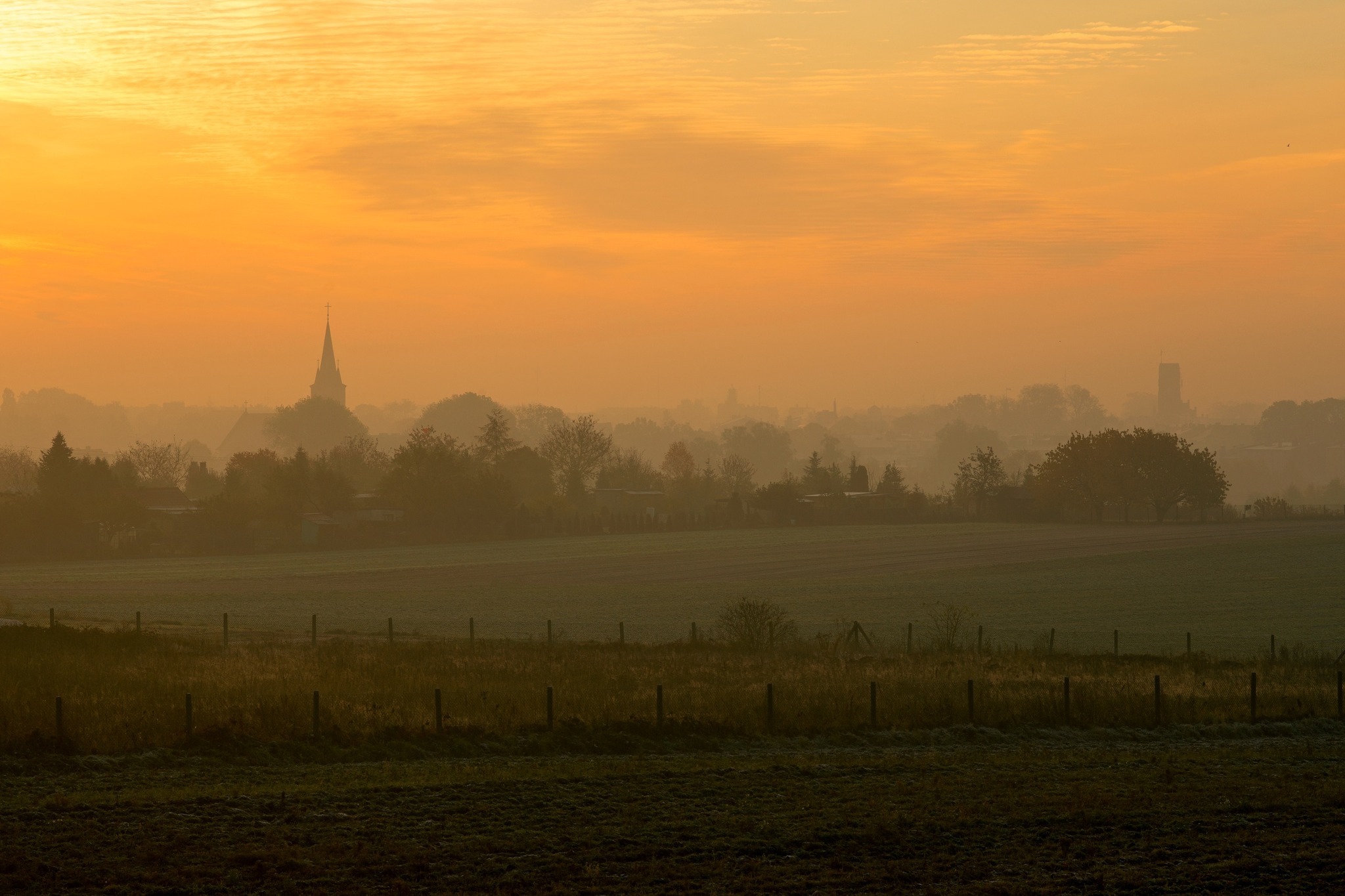 Tuchola - panorama z mgłą, widok z pól